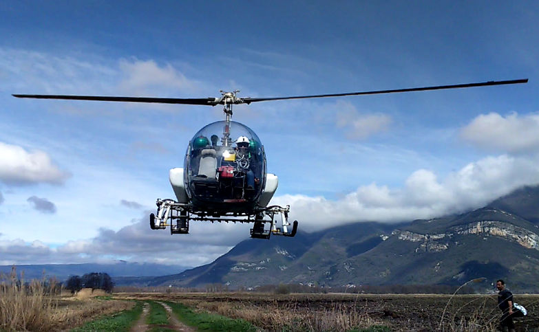 Décollage de l’hélicoptère de l’EID Rhône-Alpes avant la réalisation d’une action d’épandage de démoustication dans une zone naturelle